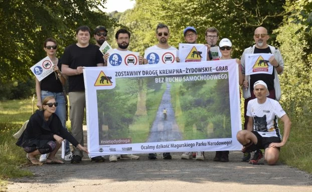 Ultramaraton Magurski, przed Biegiem na Wysokie, 2019 r. Akcja informacyjna na temat ochrony drzew przy drodze Krempna – Żydowskie – Grab. Fot. Alan Weiss