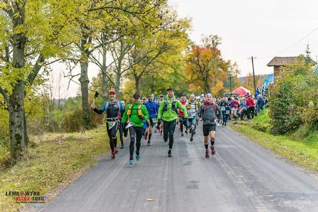 Chyrowa, 7:01, start biegu 70-tki, jeszcze wszyscy razem. Fot. Piotr Oleszak