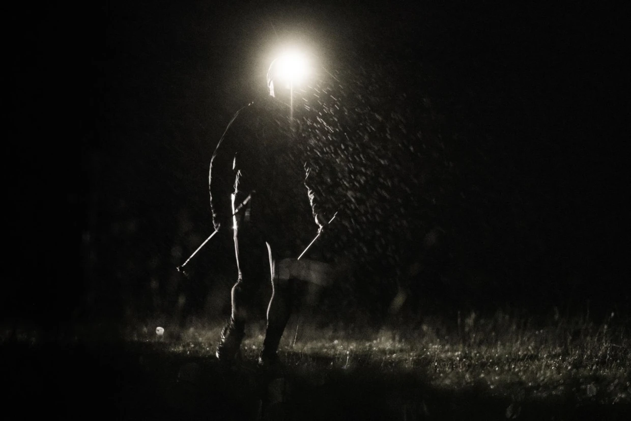 Nocą przez dziki Beskid Niski. Dla niektórych, tych z końca stawki, to łącznie nawet 20 godzin biegu nocnego. Fot. Piotr Dymus