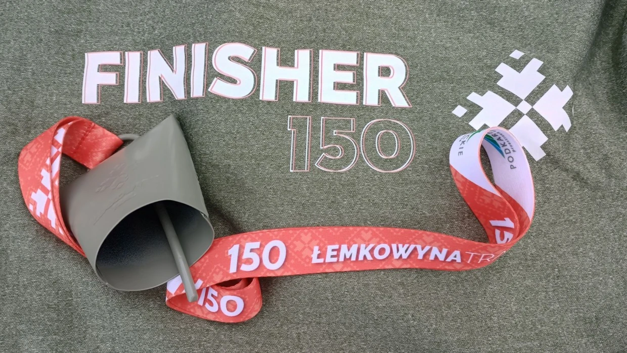 Pamiątkowy dzwonek i koszulka finiszera zawodów. Fot. Michał Zieliński