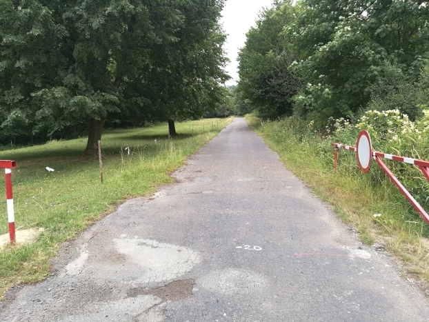 Szlaban na drodze Krempna-Żydowskie-Grab. Ta droga powinna pozostać otwarta tylko dla ruchu pieszego i rowerowego. Fot. Grzegorz Bożek