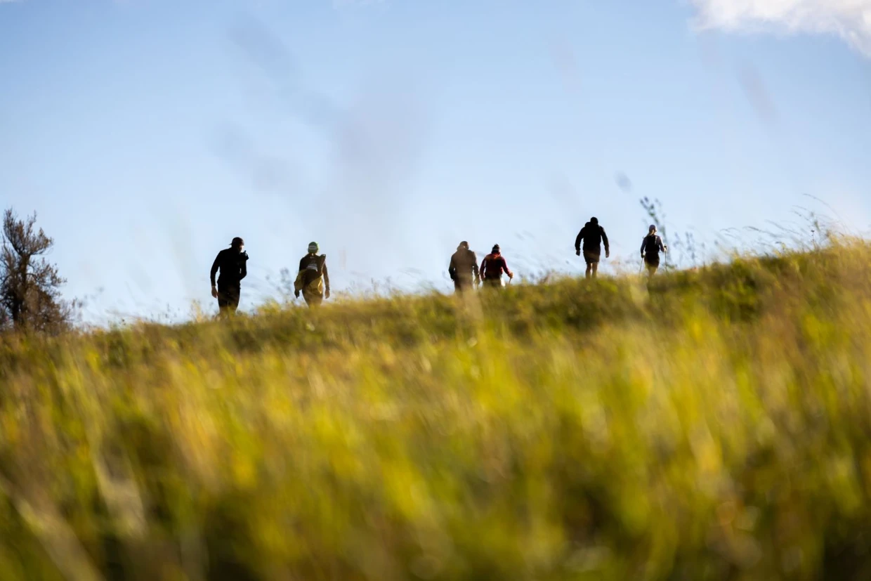 Przemierzanie Beskidu Niskiego w tak długim biegu zapewnia niezapomniane doznania, które przeżywa się wspólnie z innymi. Fot. Bartek Bodzek