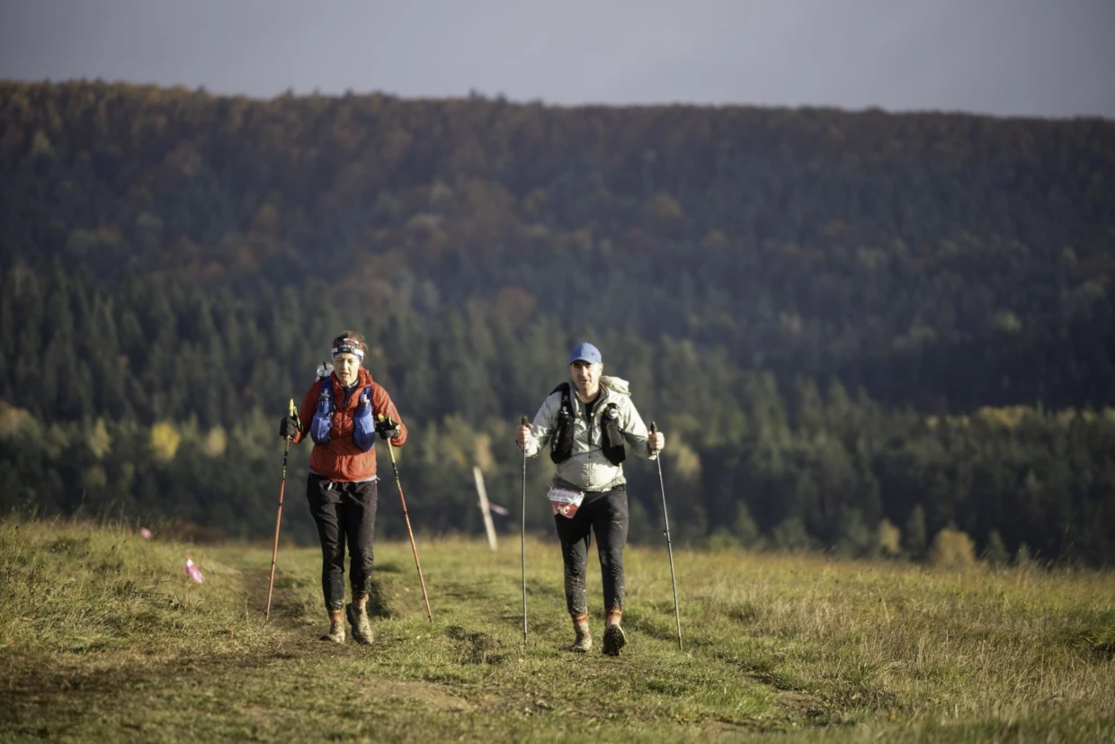 Agnieszka Rąb i Łukasz Rąb na ostatnich kilometrach trasy, niedaleko Komańczy. Fot. Piotr Dymus