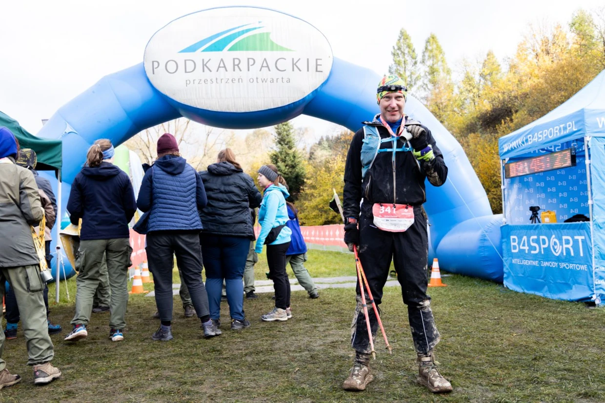 Michał Zieliński na mecie po ponad 32-godzinnej biegowej wędrówce. Fot. Bartek Bodzek