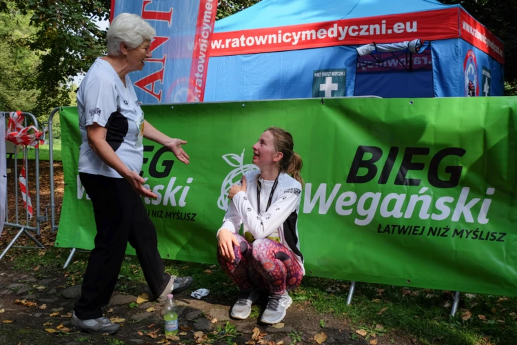 Nasza seniorka teamu Agnieszka Dawidziuk z gratulacjami dla zmęczonej, ale szczęśliwej Basi. Fot. Przemysław Gumułka