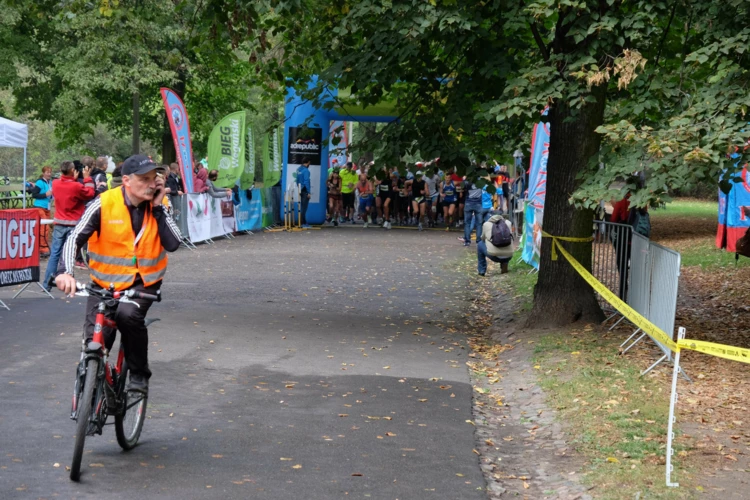 Start do dłuższego biegu, pan na rowerze prowadzi. Fot. Przemysław Gumułka