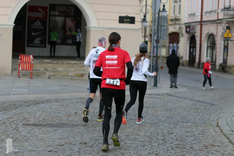 DŻRT, Sylwia i Grzegorz oraz Piotr z ekipy Nowego Stylu okrążają rynek. Fot. Jakub Bilik